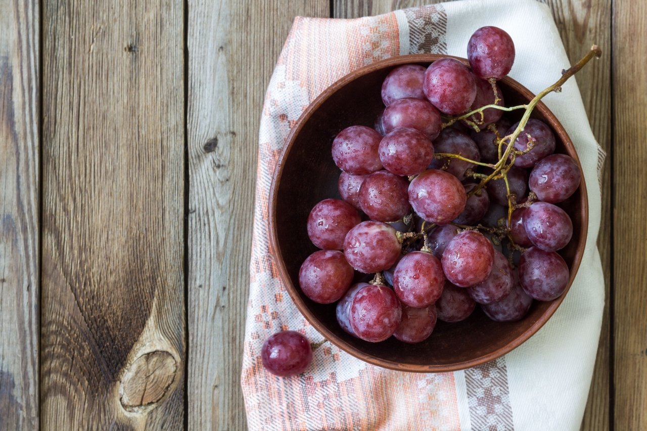 red grapes in a wooden bowl